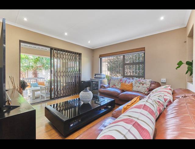 3 BEDROOM HOUSE TO LET IN LONEHILL